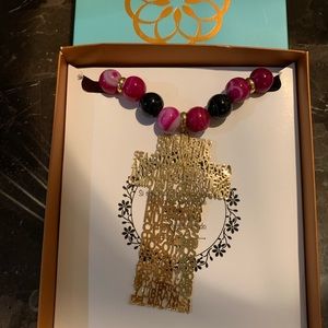 Collar en agatas rosadas y negras con dije dorado.